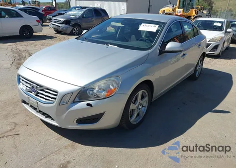 2013 Volvo S60 T5/T5 Platinum/T5 Premier/T5 Premier Plus z USA, uszkodzony, nr VIN YV1612FS9D1231260